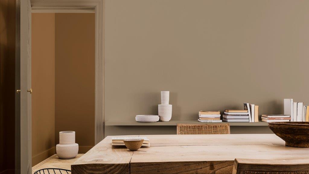 Wooden dining table against Colour of the Year wall Dulux_CF21_Év_színe_Időtlen_paletta_magyar_1