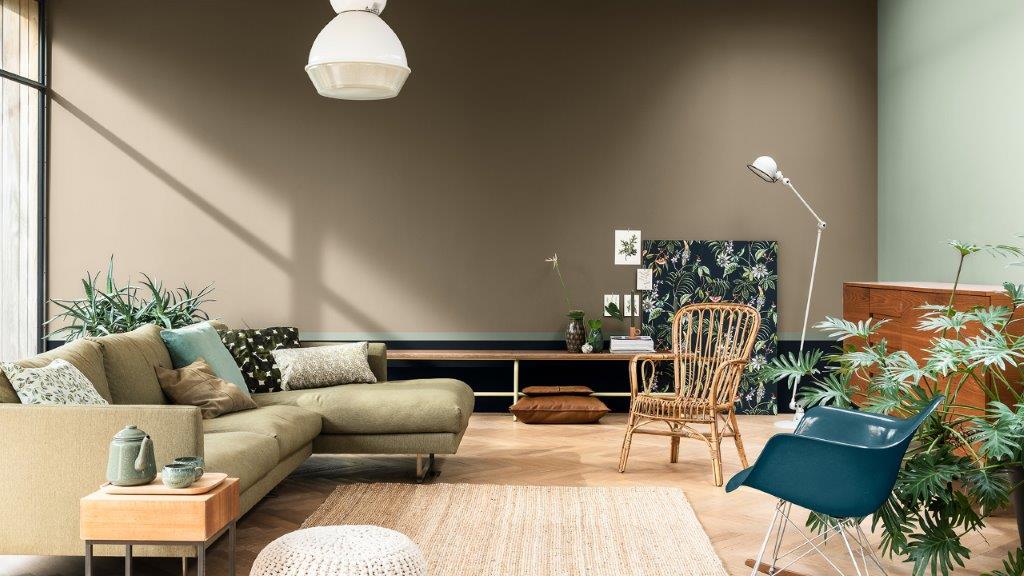 Living room painted in brown and green with green sofa and botanical prints Dulux_CF21_Év_színe_Föld_paletta_magyar_2