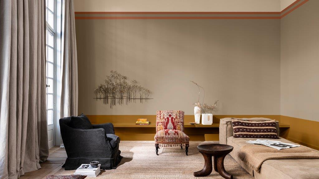 Living room painted in Brave Ground with a golden low horizon line and a cream high split wall Dulux_CF21_Év_színe_Időtlen_paletta_magyar_1