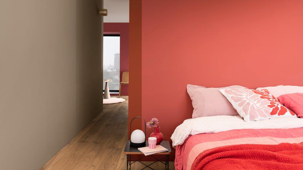 Bed with pink floral cushion against deep pink wall Dulux_CF21_2021_színe_Kifejező_paletta_magyar_2