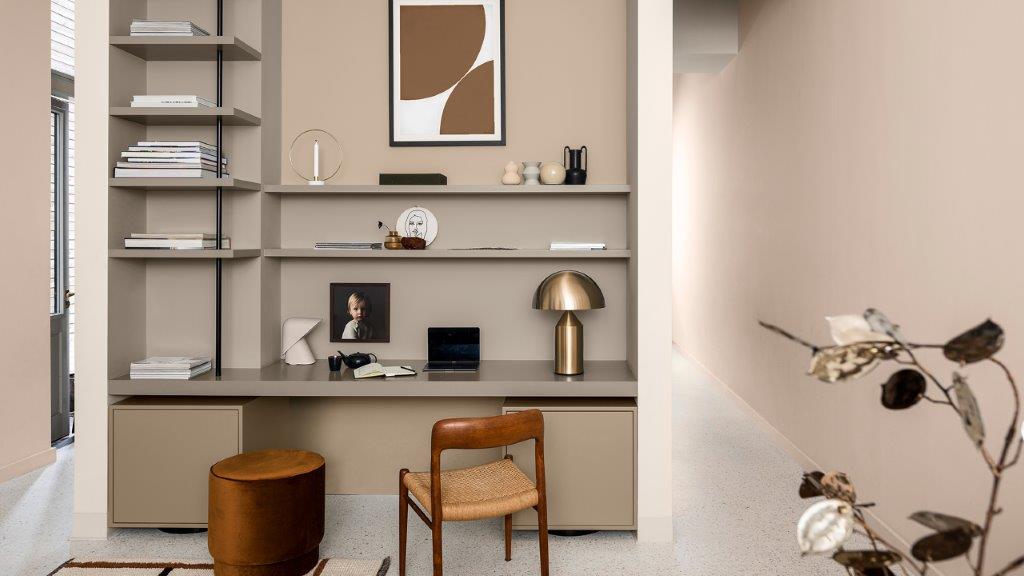 Clay-colored shelves with wooden chair and metallic lamp Dulux_CF21_2021_színe_Bizalom_paletta_magyar_3