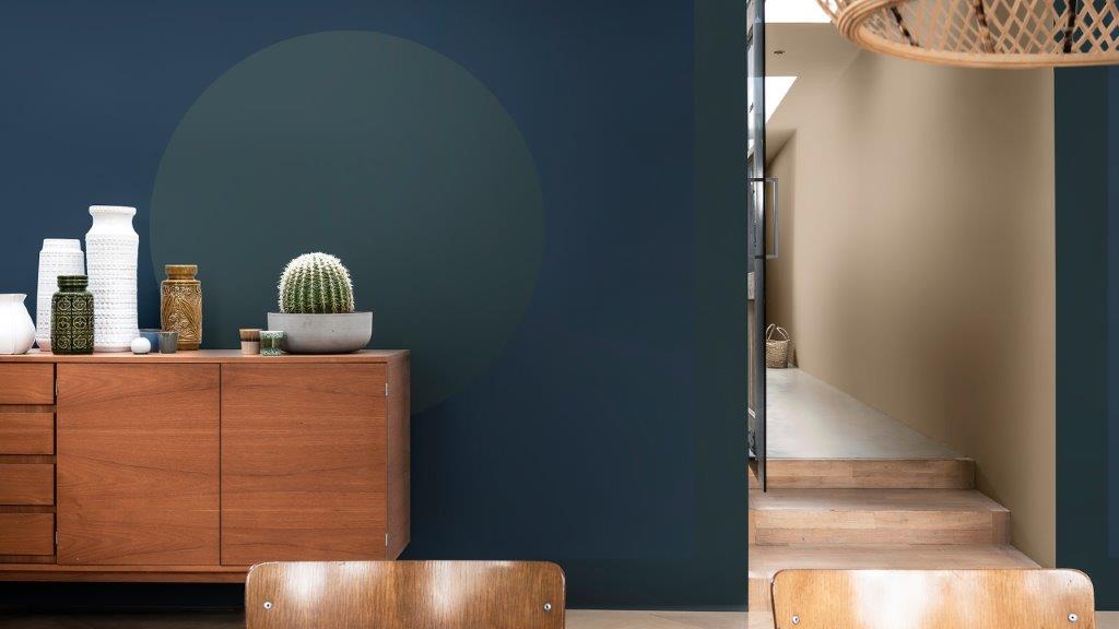 Wooden cabinet against a blue wall with green circle Dulux_CF21_2021_színe_Föld_paletta_magyar_4