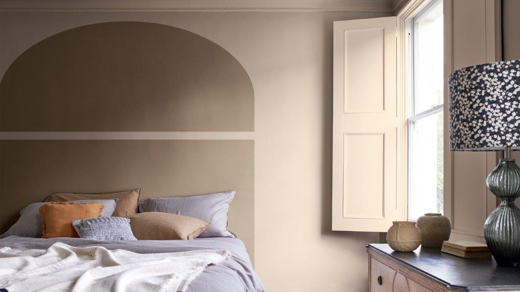Split painted arch behind bed with window and shutters Dulux_CF21_ívfestés_eszközök_magyar_3