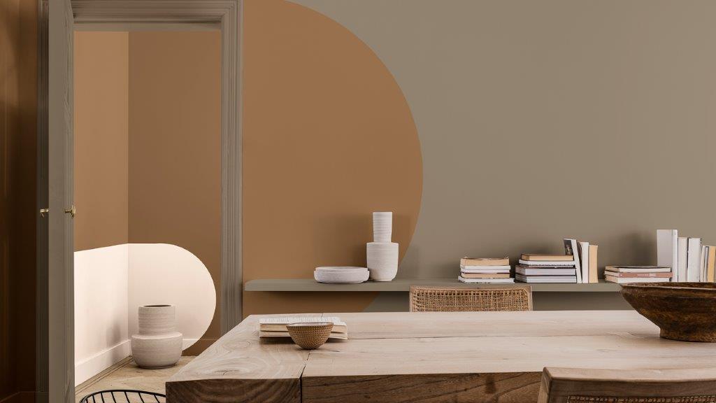 Cream and brown curves on wall with dining table and chairs in front Dulux_CF21_ívfestés_ebédlő_magyar_4