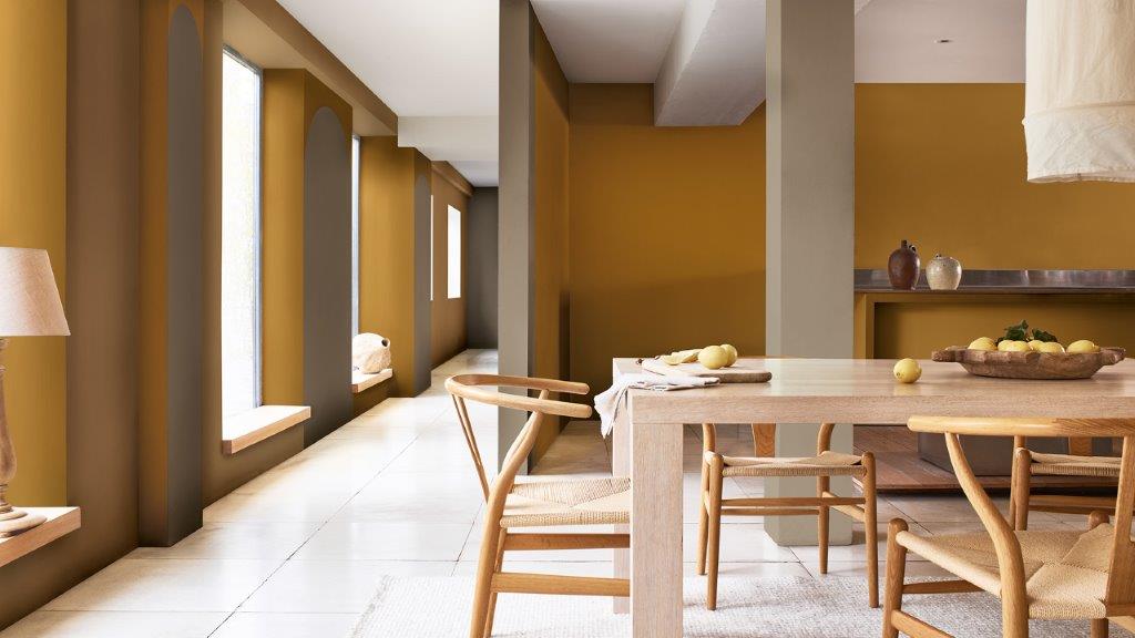 Open plan dining room with wooden table and tall windows on left-hand side Dulux_CF21_ívfestés_ebédlő ablakokkal_magyar_5