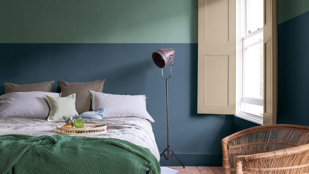 Bedroom painted with a two tone split wall in deep blue and sage green Dulux_CF21_Év_színe_Föld_paletta_magyar_1