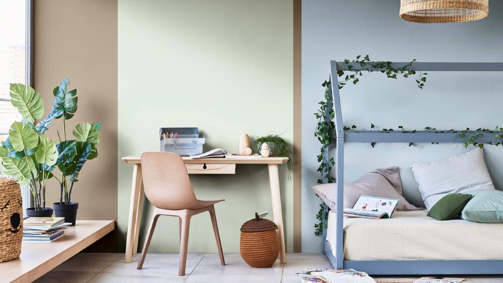 Kid’s study painted with vertical stripes in different shades of blue, green and brown Dulux_CF21_Év_színe_Föld_paletta_magyar_4