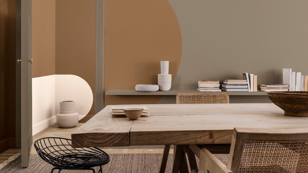 Dining room with graphic painted arches in cream and brown on walls Dulux_CF21_ Év_színe_Időtlen_paletta_magyar_3