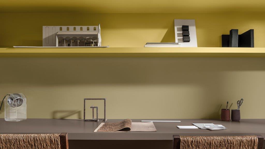 Study shelves painted in yellows and Brave Ground, plus two woven-backed chairs. Dulux_CF21_ Év_színe_Időtlen_paletta_magyar_4